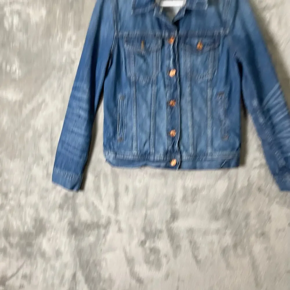 J.Crew Classic Denim Jacket Small Wash Fitted Button Front Trucker Style Classic